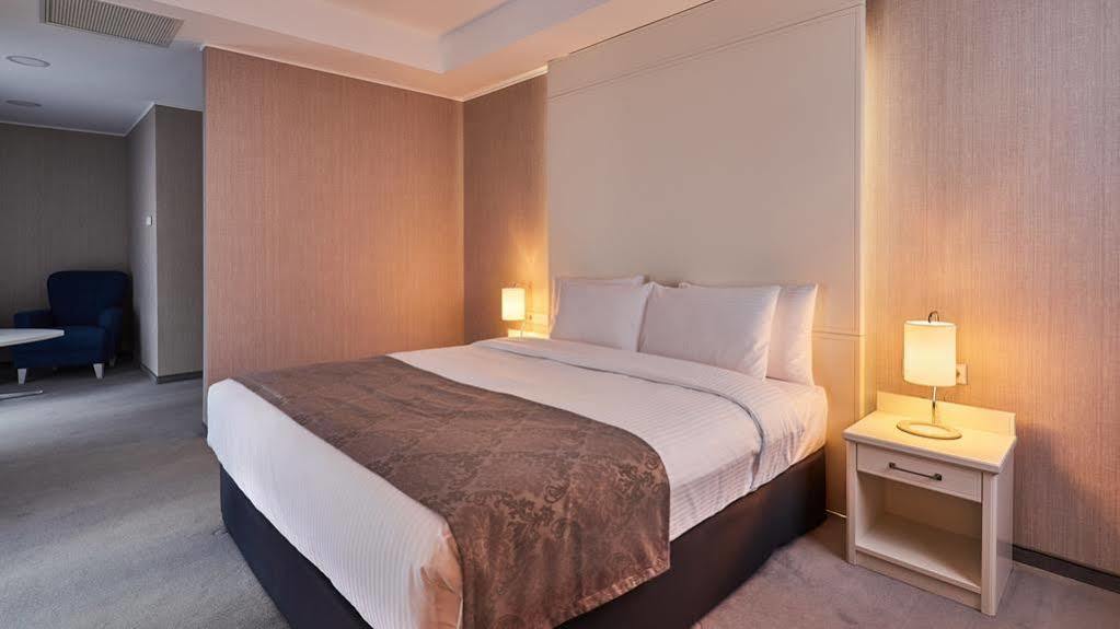 Gallery Palace Hotel Тбілісі Екстер'єр фото